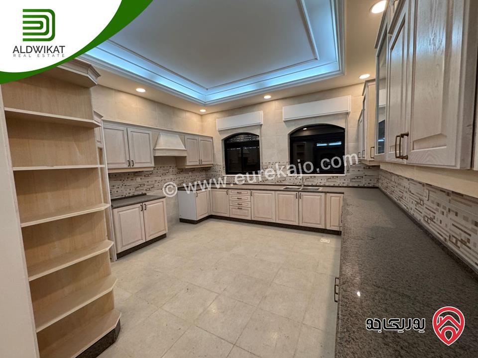 فيلا للبيع في عمان - الجبيهة مساحة الارض 1580 م والبناء 1000م ومساحة الحديقة 400م