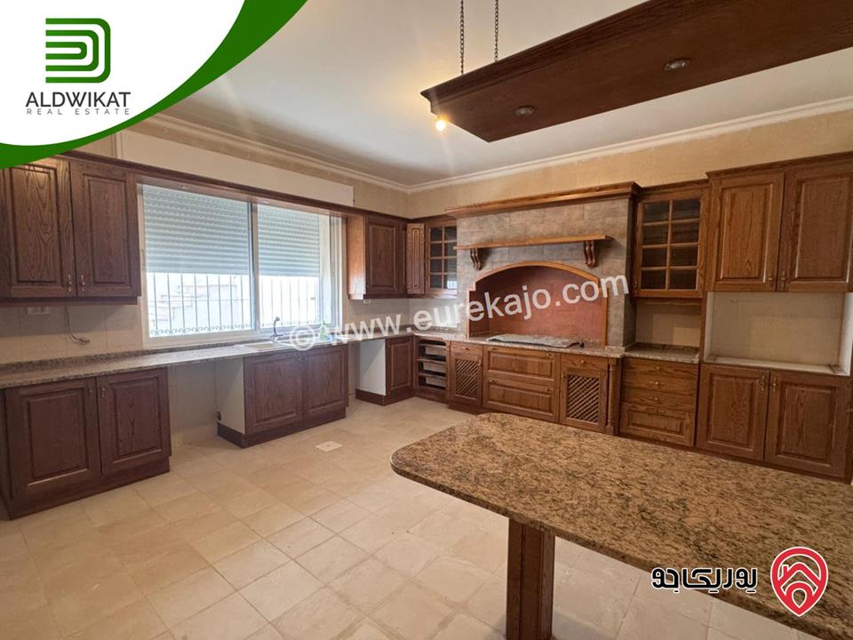 فيلا مستقلة للبيع في عمان - صويلح بالقرب من الحمر مساحة الأرض860م مساحة البناء 390م موقع اطلالة