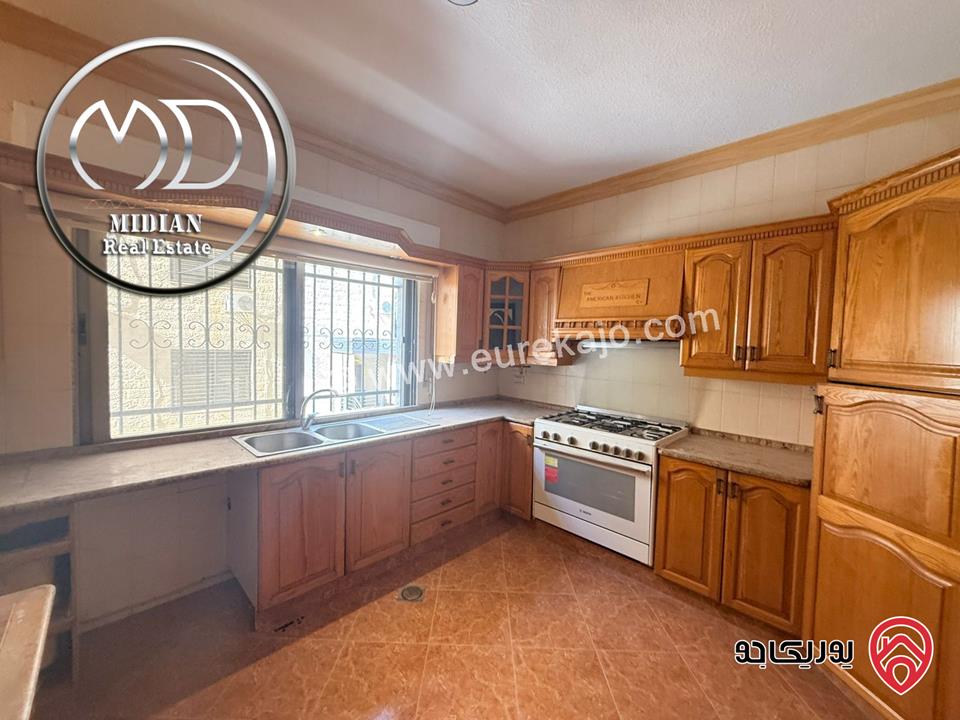 شقة ارضية فارغة للايجار في عمان - خلدا مساحة 220م مع ترس و حديقة 180م تشطيبات سوبر ديلوكس بسعر مميز