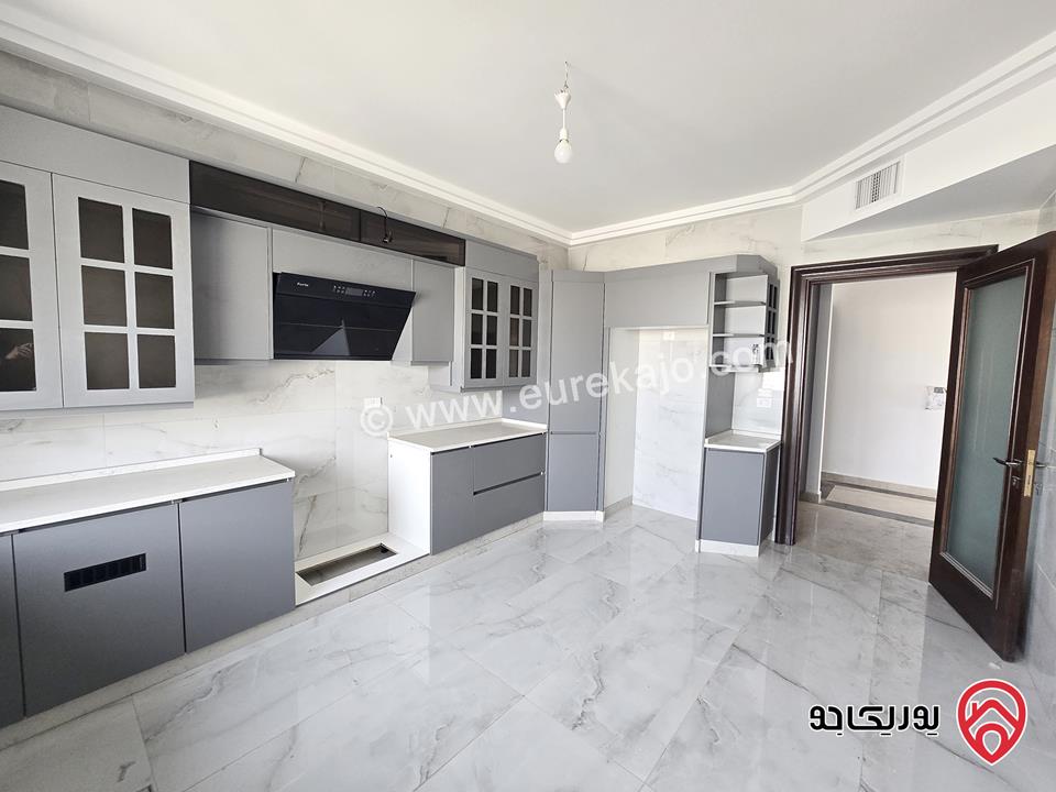 شقة جديدة مطلة فارغة مساحة 240م للإيجار في عمان - الرابية