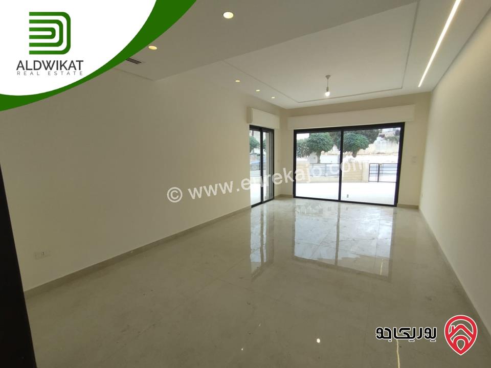 شقة للبيع في عمان - دابوق طابق ارضي مساحة البناء 190م ومساحة الترس 50م