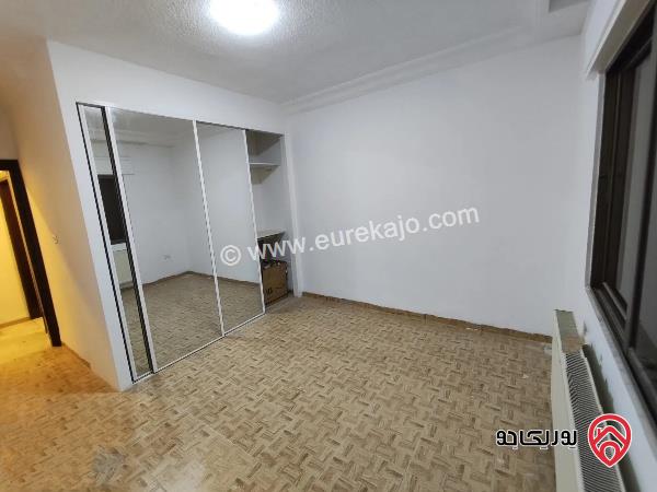 شقة طابق ثالث مع روف مساحة 341م للبيع عمان - ام اذينة مجددة بالكامل