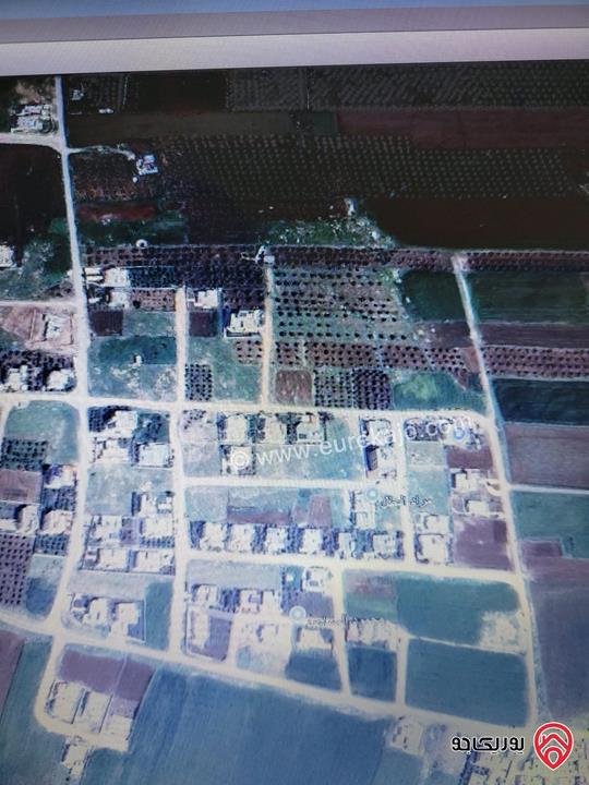 قطعة أرض صخرية مساحة 801م للبيع في اربد - الحصن مرتفعة مطلة على سهل حوران على شارعين منطقة فلل 