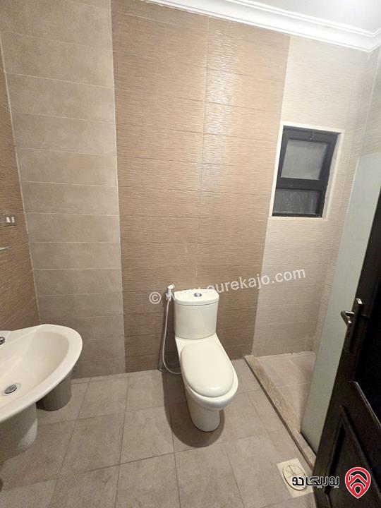 شقة ارضية مساحة 130م داخلي و 50م خارجي مع مدخل وكراج خاص للايجار مفروشة في عمان - ضاحية الامير راشد 