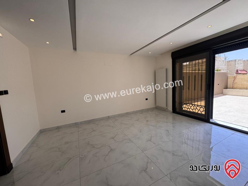 شقة للبيع في عمان - مرج الحمام / طريق المطار شبه ارضي مساحة البناء 225م ومساحة الحديقة 210م