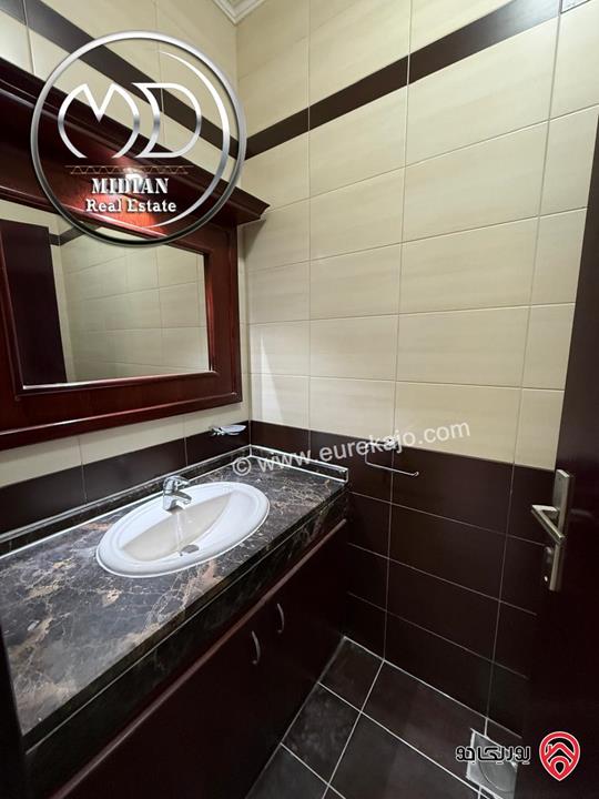 شقة شبه ارضي فارغة للايجار في عمان - دير غبار مساحة 200م مع ترس و حديقة 200م تشطيبات و ديكورات فاخرة