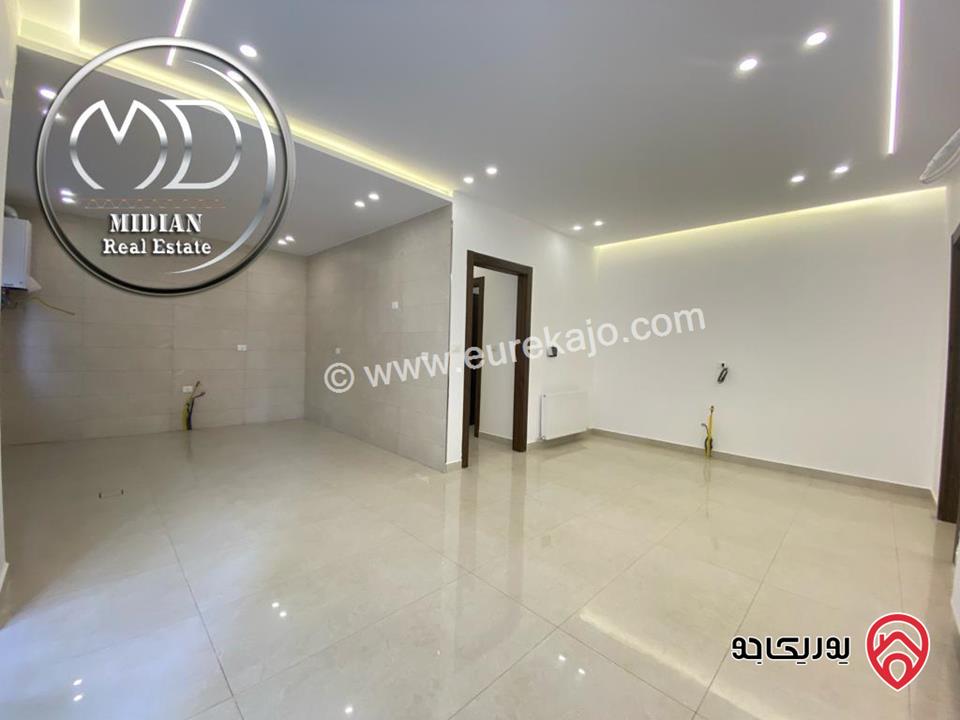 شقة شبه ارضي جديدة للبيع في عمان - الجندويل مساحة 180م مع ترس و حديقة 100م تشطيبات و ديكورات فاخرة بسعر مميز جداً