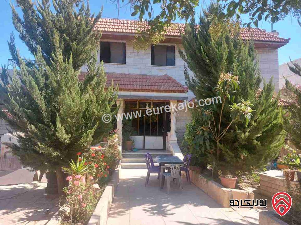 بيت مستقل مكون من 3 طوابق على أرض 740م للبيع في اربد - الحصن