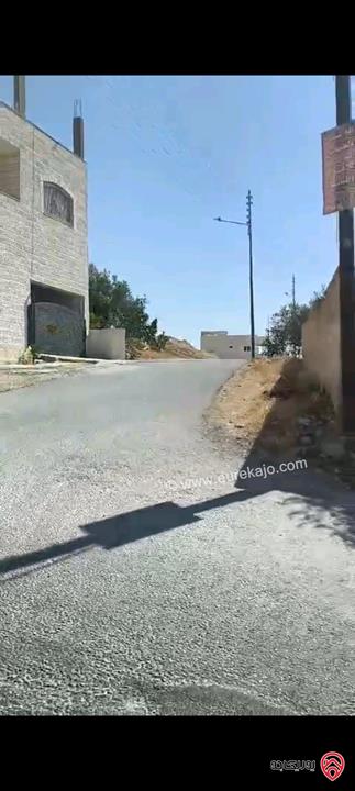 أرض مساحة 1 دونم و 616م للبيع في الزرقاء - صروت بموقع ولا اروع مطلة على جبال جرش و العالوك بين عمان وجرش تصلح لمنزل او مزرعة