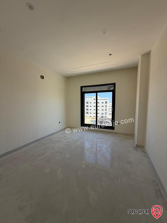 شقة طابق ثالث مع رووف مساحة 170م وترس 80م سوبر ديلوكس للبيع في عمان -  الجبيهة 