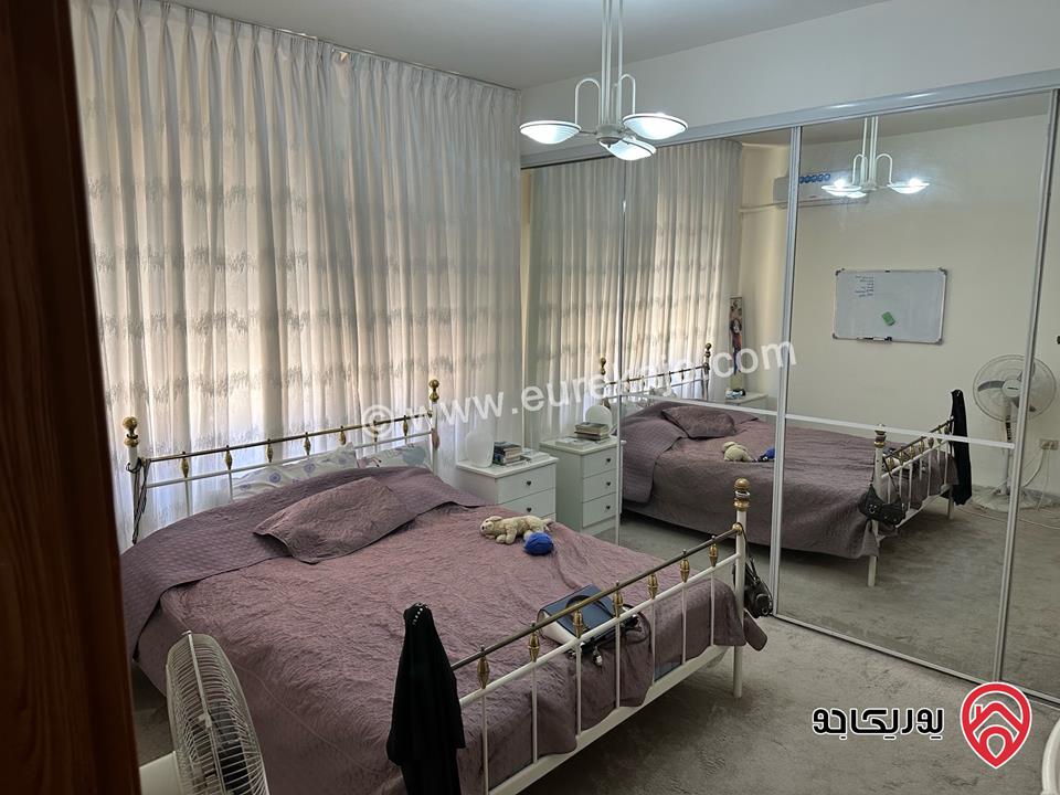 شقة واسعة مريحة مساحة 211م على شارعين تصميم كلاسيك للبيع في عمان - أم أذينة