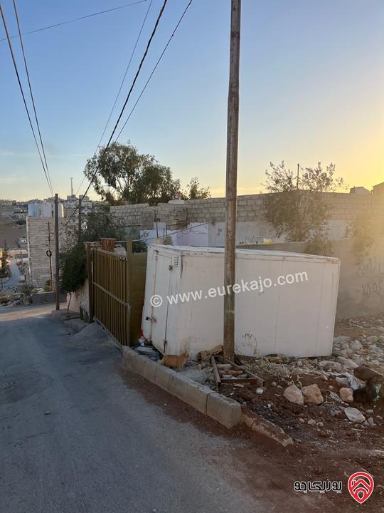 بيت مستقل على شارعين مساحة 200م على أرض 300م للبيع في الزرقاء، حي الرشيد، جريبا