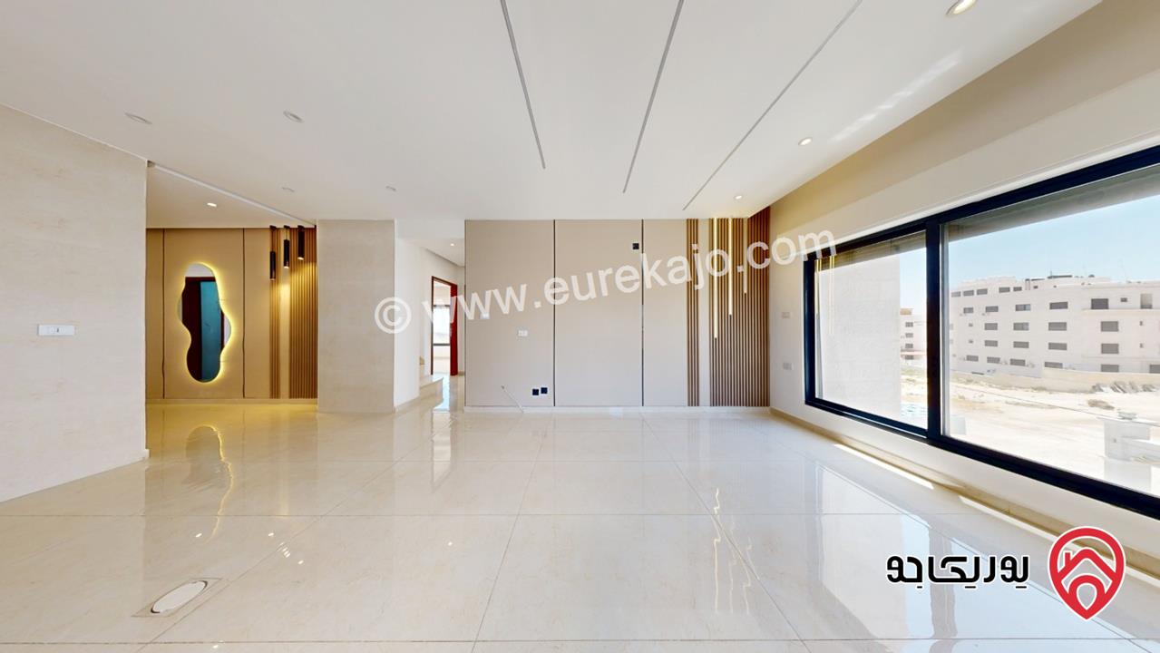 شقة فاخرة طابق ثالث مع روف مساحة 160م اطلاله بانوراما للبيع في عمان - الجبيهة قرب مسجد المنصور 