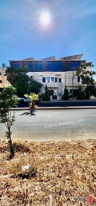 فيلا فاخرة مكونة من 3 طوابق وتسوية مساحة 1000م للبيع في عمان - الجبيهة 