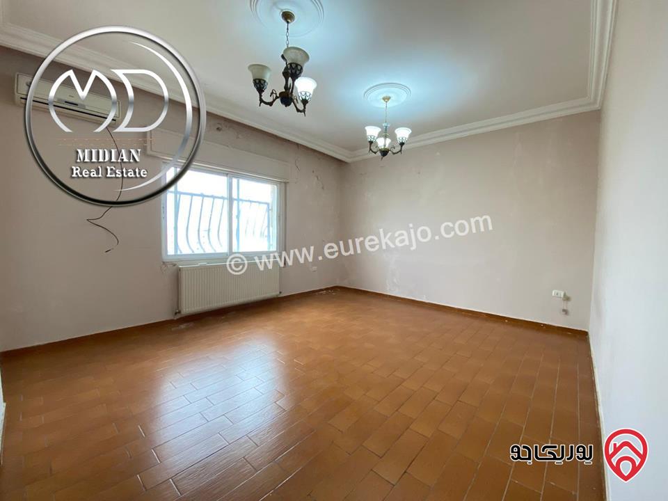 شقة فارغة للايجار طابق أخير مع روف في عمان - خلدا مساحة 300م مع تراسات اطلالة رائعة بسعر مميز جداً