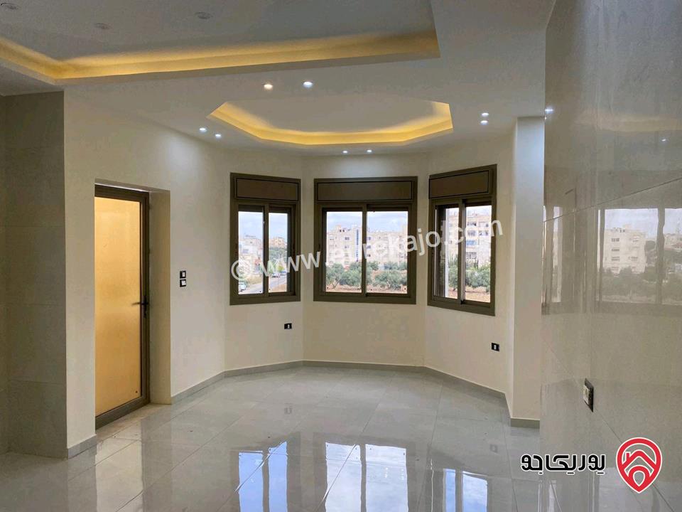 شقة غربية طابق أول فني مساحة 200م للبيع في إربد قرب قصر العوادين 