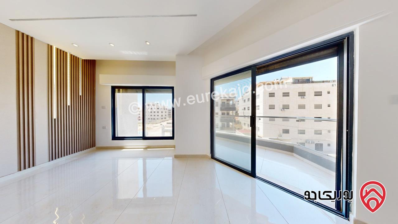 شقة طابق ثالث مع روف مساحة 160م و مطبخ راكب للبيع في عمان - الجبيهة حي المنصور 