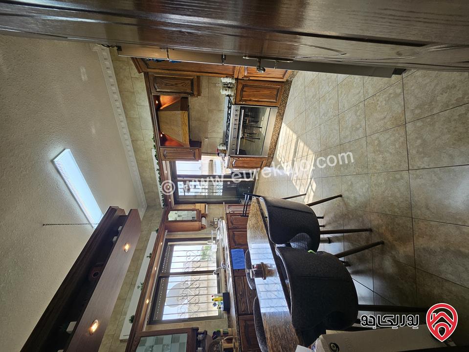 شقة مساحة 180م طابق ثاني للبيع في عمان - ام اذينة تشطيبات سوبر ديلوكس اطلالة على الابراج