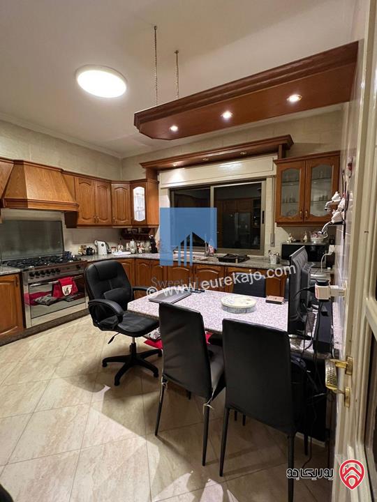 شقة فاخرة للبيع في عمان - الكرسي - خلف إدارة السير طابق ثالث 180م مع روف 120م بسعر مغري