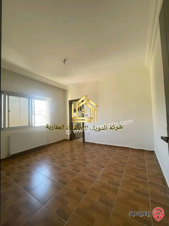 شقة فارغة طابق ثالث مساحة 180م للإيجار في عمان - الرابية