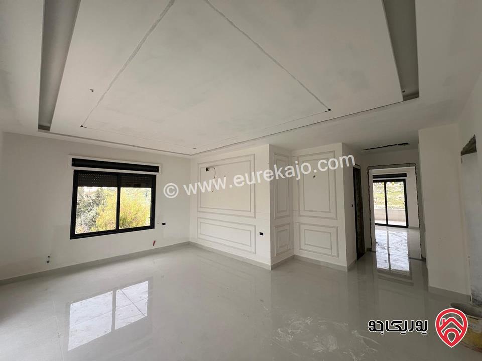 شقة طابقية جديدة ارضية مساحة 231م داخلي و90م ترسات وكراج سيارة خاص للبيع في عمان - الجبيهة - حي المنصور