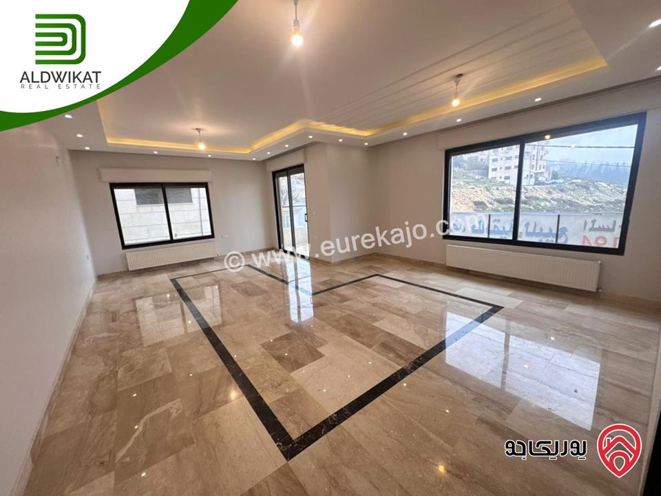 شقة طابق اول طابقية للبيع في عمان - على طريق المطار / حجار النوابلسه مساحة البناء 200م موقع اسكانات حديثة واطلالة