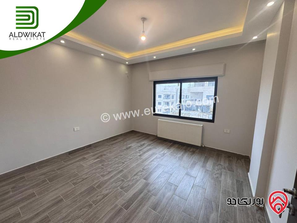 شقة طابق اول طابقية للبيع في عمان - على طريق المطار / حجار النوابلسه مساحة البناء 200م موقع اسكانات حديثة واطلالة