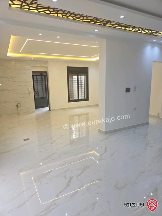 شقة شبه ارضي واسعة مساحة 185م داخلي وخارجي 220م ومشمسة تشطيبات ديلوكس للبيع في عمان - شفا بدران