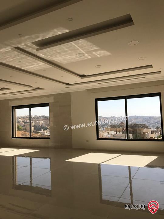 ڤيلا مع بركة سباحة مساحة 1200م على أرض 1030م للبيع في أجمل مناطق عمان - مرج الحمام