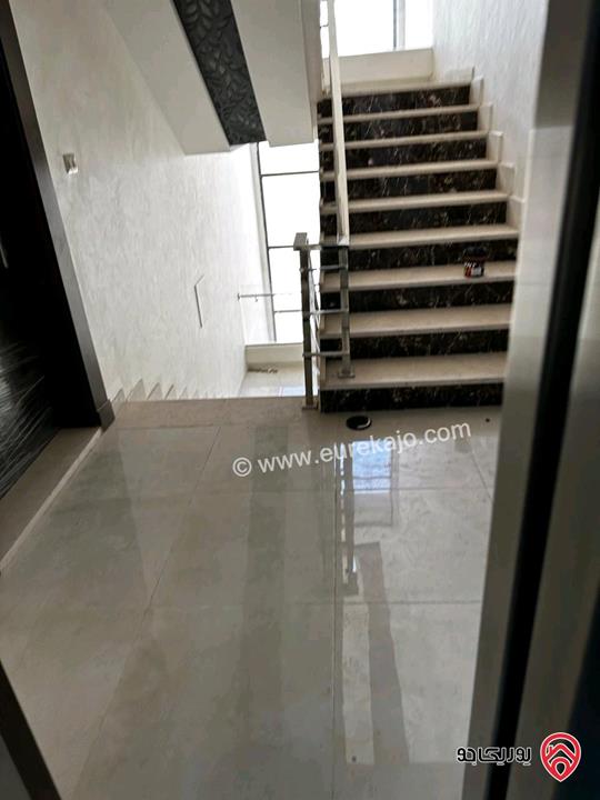 شقة طابق ثالث مساحة 150م مع روف 50م و تراس 50م للبيع في عمان - البيادر