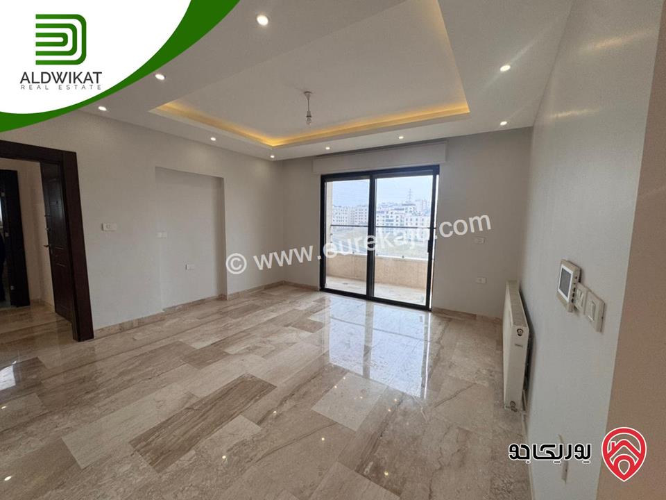 شقة طابق اول طابقية للبيع في عمان - على طريق المطار / حجار النوابلسه مساحة البناء 200م موقع اسكانات حديثة واطلالة