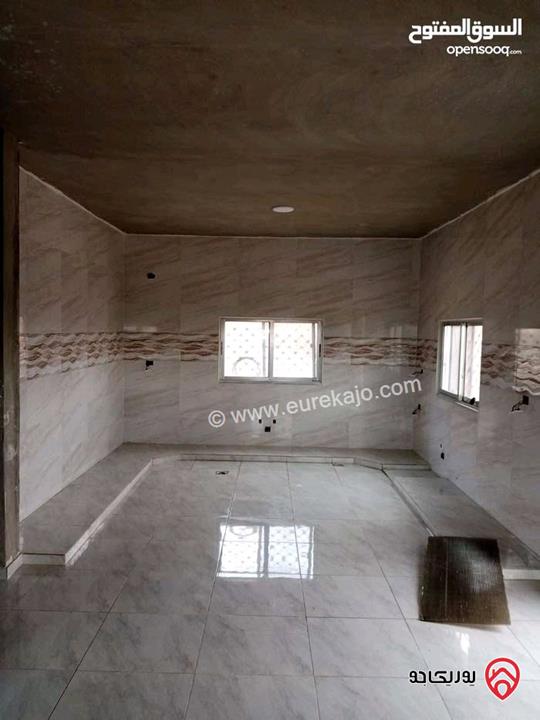 مزرعة للبيع في المفرق - بمنطقة بلعما بمساحة 3400م مسنسله سنسال جميل وضخم يوجد فيها منزل طابقين مساحته 160م ويوجد أشجار زيتون ووحمضيات وشجر زينة يوجد بئر ماء 40م ويوجد ساعة كهرباء وسور استنادي 