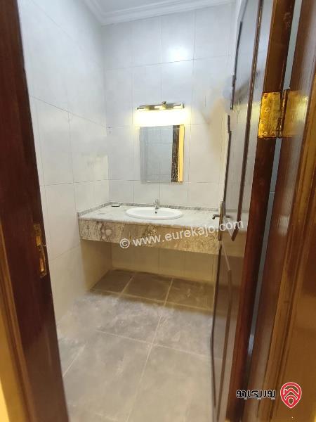 شقة طابق ثالث مع روف مساحة 341م للبيع عمان - ام اذينة مجددة بالكامل