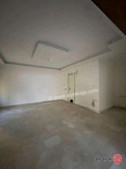 شقة فارغة مساحة 185م داخلي و 80م خارجي للايجار في عمان - أم السماق