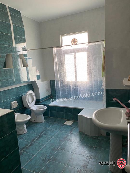 فيلا طابقين مساحة 400م على ارض 824م للبيع في الزرقاء الجديدة