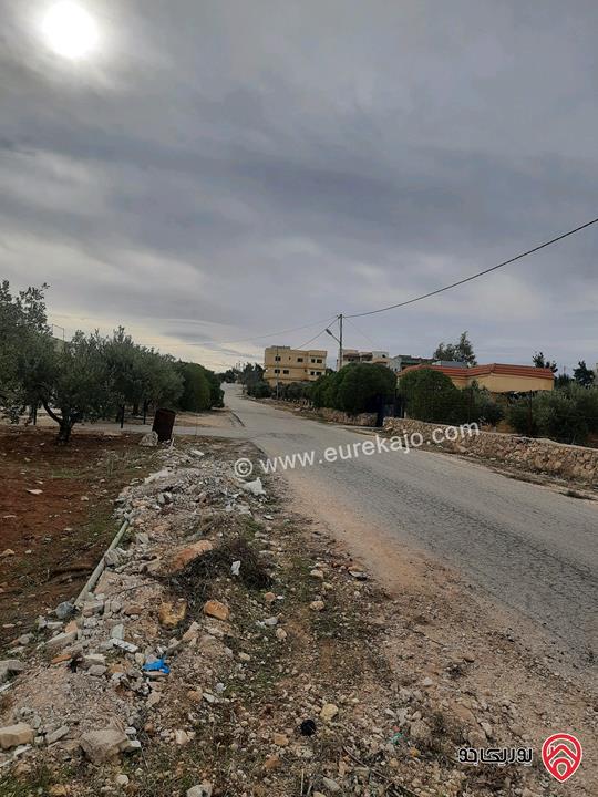 أرض مساحة 1 دونم و 74م للبيع في جرش سلحوب تبعد عن شارع الاردن تقريبا 2 كيلومتر، جميع الخدمات متوفرة ع شارع 12م