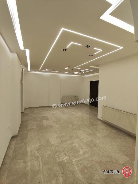 شقة طابق ثالث مع روف مساحة 341م للبيع عمان - ام اذينة مجددة بالكامل