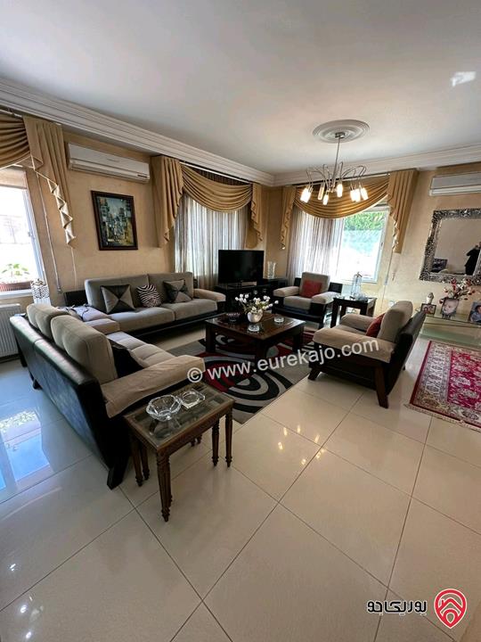 شقة فاخرة مميزة مفروشة فرش فاخر اجنبي طابق أرضي معلق مساحة 200م للبيع في عمان - عبدون