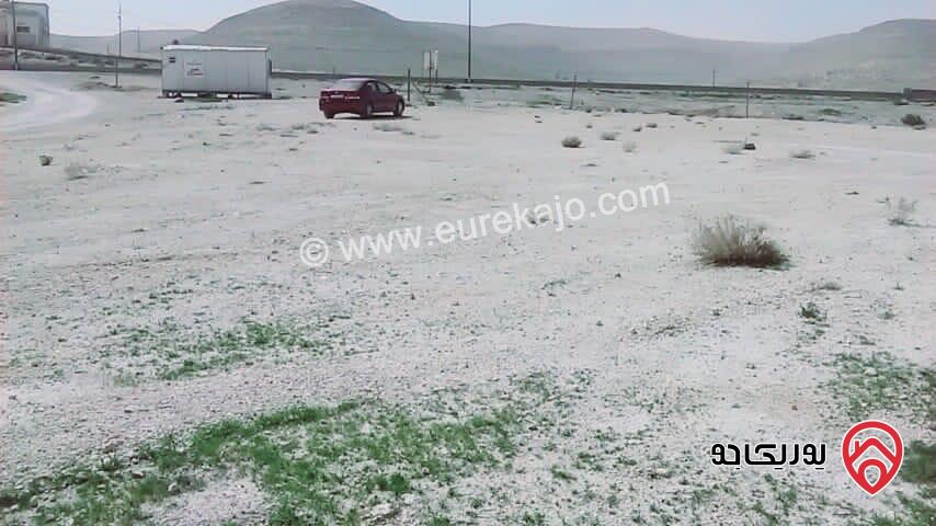 قطعة ارض مساحة 6 دونم و 744 متر تحت التنظيم تقع على ثلاث شوارع التنموي  شارع أربعين متر وشارع الخدمة الزراعي  بعرض 6 متر للبيع في عمان - وادي العش