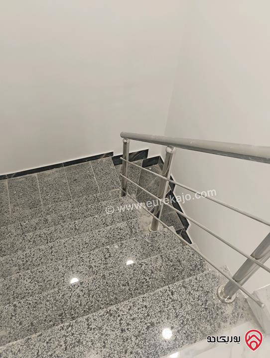 شقة طابق ثالث مع روف مساحة 190م مع ترس 110م للبيع بالأقساط في الزرقاء الجديدة