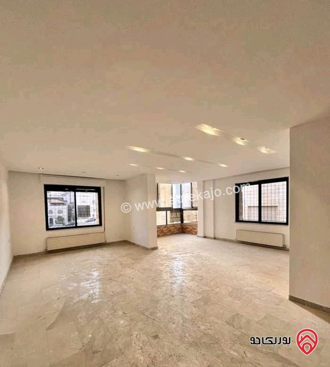 شقة فارغة طابق ثالث للايجار مساحة 160في عمان - دير غبار 