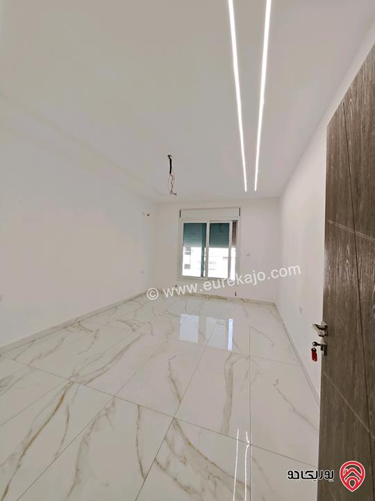 شقة طابق ثالث مع روف دوبلكس مساحة 210م للبيع في عمان - الجبيهة 