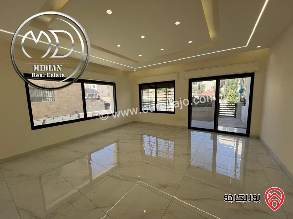 شقة ارضية جديدة للبيع في عمان - ضاحية الرشيد مساحة 185م مع ترس 40م تشطيبات ديكورات سوبر ديلوكس بسعر مميز جداً