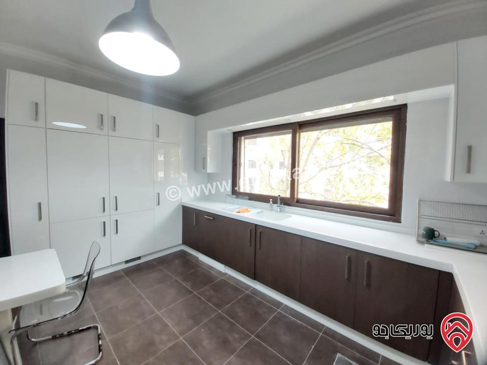 شقة طابق ثاني مساحة 200م للبيع  في عمان - ام اذينة