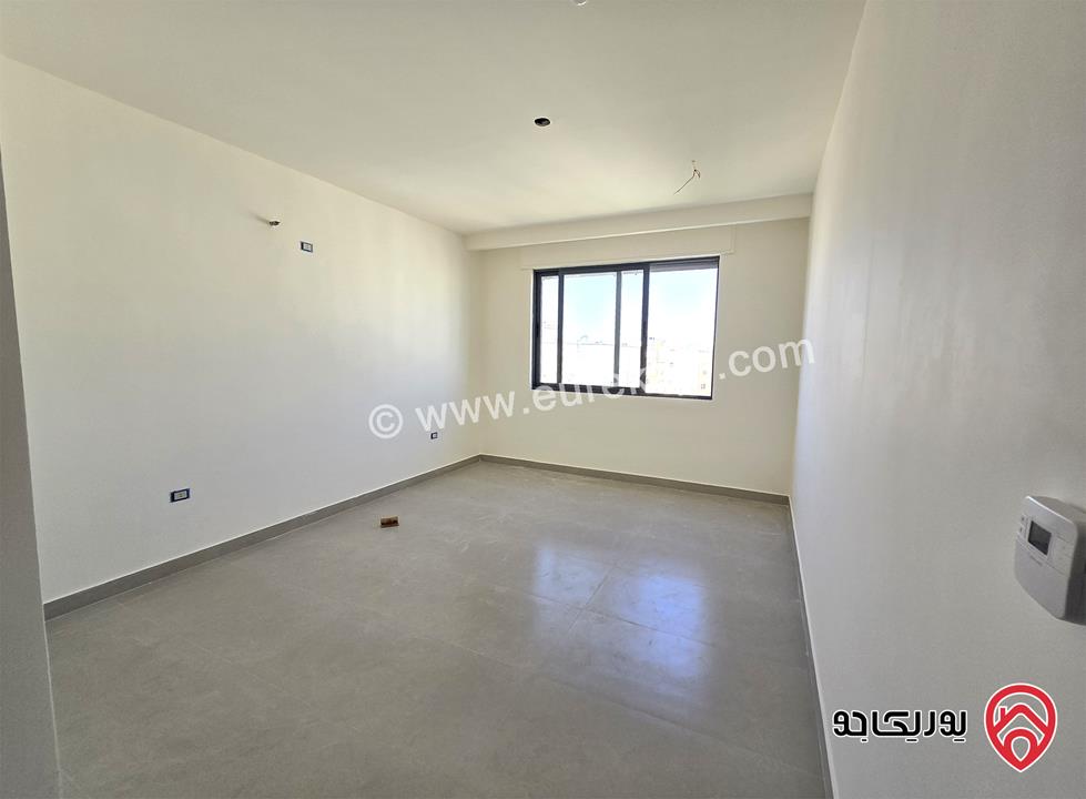 شقة ارضية ذو تشطيبات عالية مساحة 205م داخلي و 200م حديقة كبيرة للبيع في عمان - الرابية 