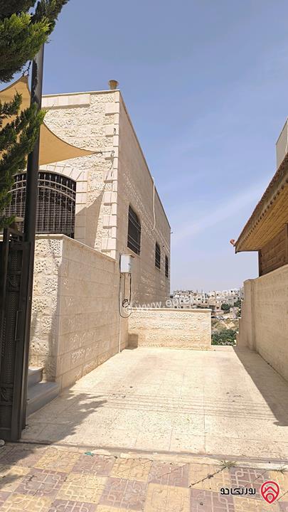 منزل مستقل مساحة 670م على أرض 501م للبيع في عمان - حي عدن شارع الرحاب 