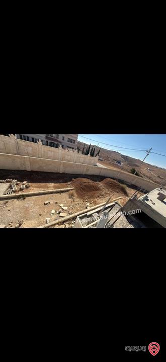 قطعة أرض مساحة 2 دونم عليها منزل غير مشطب 200م للبيع في الزرقاء - جريبا