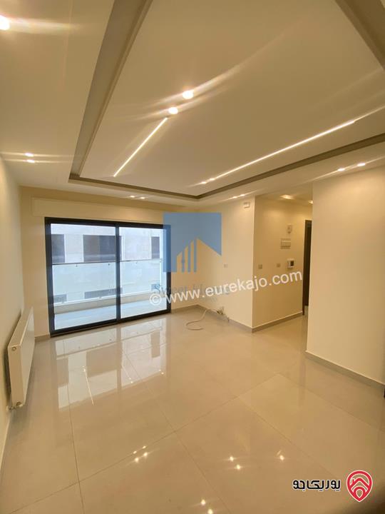 شقة أرضية فاخرة طابق ارضي معلق 90م تشطيب سوبر ديلوكس لم تسكن للبيع في عمان - أم أذينة