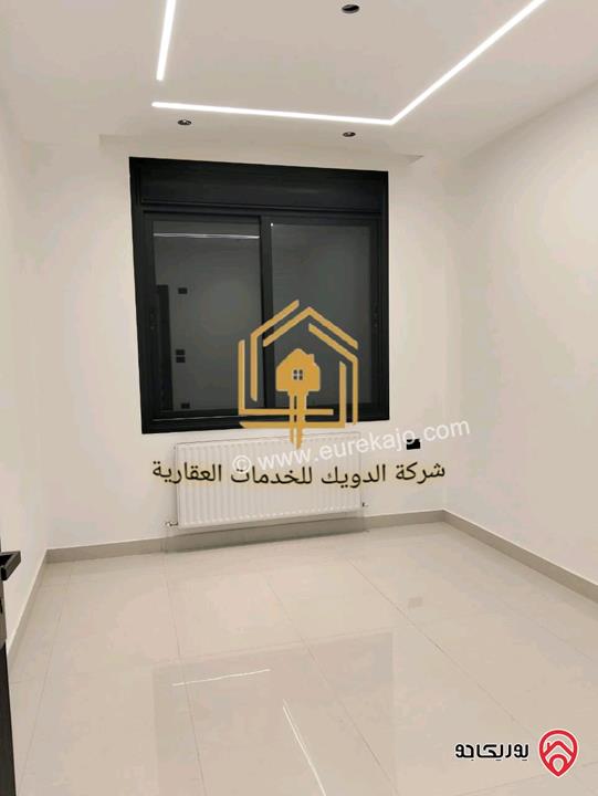 شقة طابق ثالث مع روف دوبلكس مساحة 185م فارغة للإيجار في عمان - الجندويل 