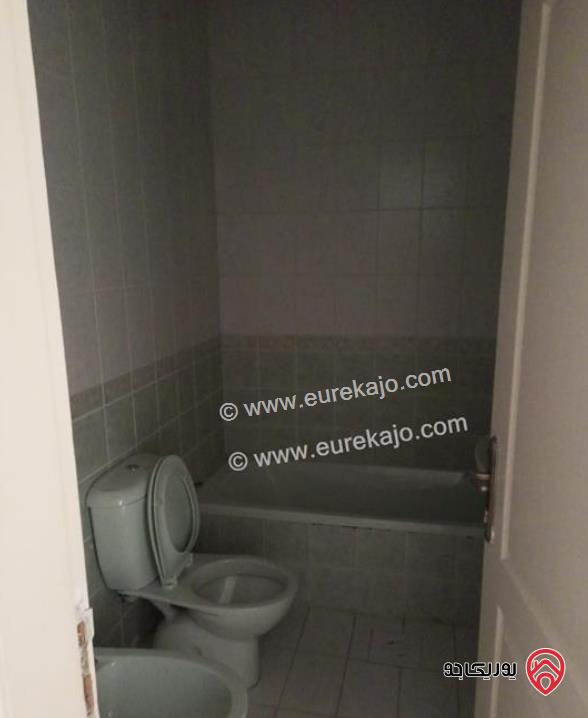 شقة طابق تسوية مساحة 221م بالاضافة الى ترس خارجي مساحة 80م للايجار في عمان - الرابية